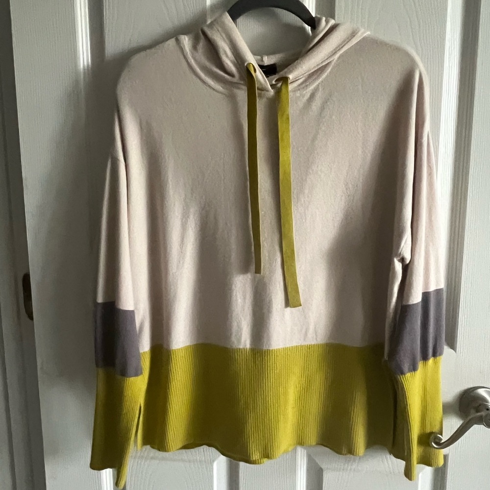 Super soft pullover hooded top. M
